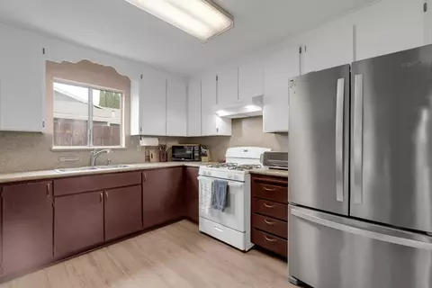 Kitchen - 625 Periwinkle Dr, Patterson, CA 95363 photo 2 of 2