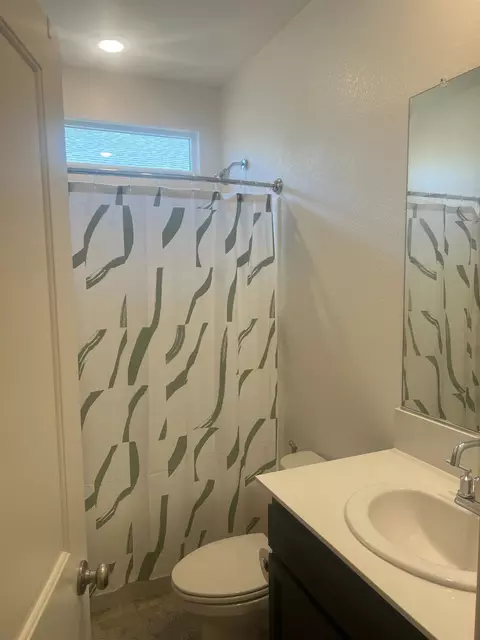 Bath - 648 Cheshire Dr, Patterson, CA 95363 photo 1 of 1
