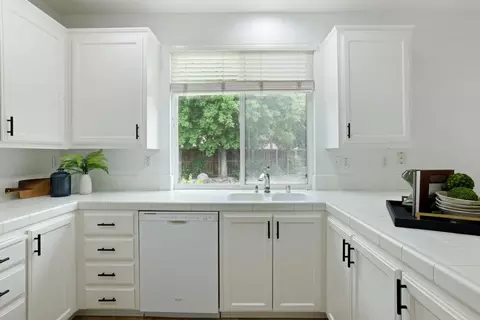 Kitchen - 1883 Oswego Ct, Tracy, CA 95304 photo 2 of 4