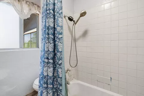 Bath - 2201 Vivian Rd, Modesto, CA 95358 photo 2 of 4