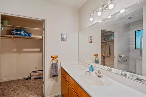 Bath - 2201 Vivian Rd, Modesto, CA 95358 photo 3 of 4