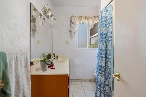 Bath - 2201 Vivian Rd, Modesto, CA 95358 photo 1 of 4