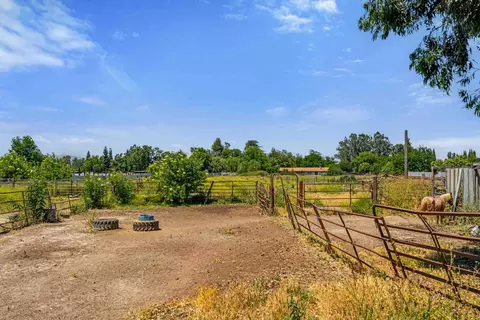 Exterior - 2201 Vivian Rd, Modesto, CA 95358 photo 10 of 11