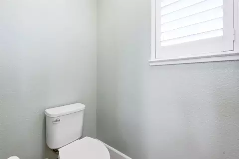 Bath - 1472 Bicker Cir, Folsom, CA 95630 photo 3 of 6