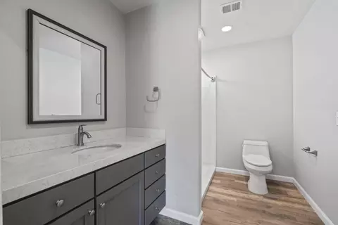 Bath - 2712 Floyd Ave, Modesto, CA 95355 photo 2 of 3