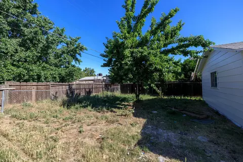 Exterior - 825 Wheatley Ave, Modesto, CA 95351 photo 2 of 3