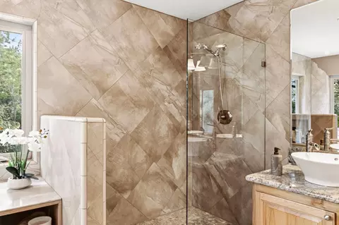 Bath - 9340 Mosquito Rd, Placerville, CA 95667 photo 3 of 6