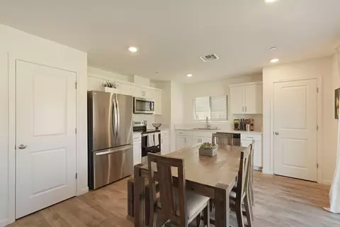 Kitchen - 437 Rainbow Falls Ln, Manteca, CA 95337 photo 2 of 2