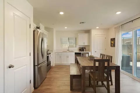 Entry Way - 437 Rainbow Falls Ln, Manteca, CA 95337 photo 2 of 3