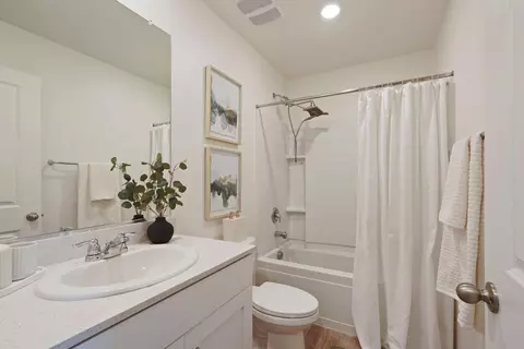 Bath - 437 Rainbow Falls Ln, Manteca, CA 95337 photo 2 of 2