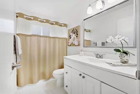 Bath - 1131 Halifax Ave, Davis, CA 95616 photo 3 of 4