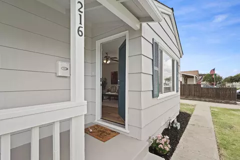 Exterior - 216 E Carlton Way, Tracy, CA 95376 photo 3 of 9