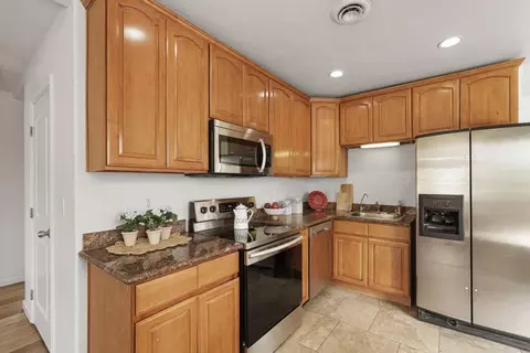 Kitchen - 216 E Carlton Way, Tracy, CA 95376 photo 2 of 4