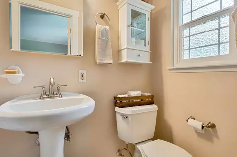 Bath - 5422 Earnell St, Carmichael, CA 95608 photo 1 of 3