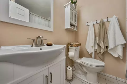 Bath - 5422 Earnell St, Carmichael, CA 95608 photo 3 of 3
