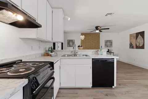 Kitchen - 1264 Parkview St, Manteca, CA 95337 photo 4 of 6