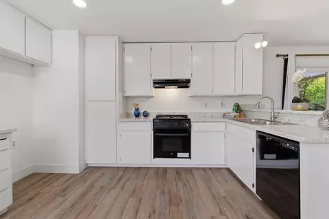 Kitchen - 1264 Parkview St, Manteca, CA 95337 photo 2 of 6