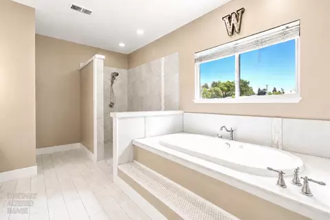 Bath - 4856 Hazelwood Ave, Carmichael, CA 95608 photo 2 of 5