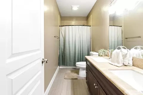 Bath - 4856 Hazelwood Ave, Carmichael, CA 95608 photo 4 of 5