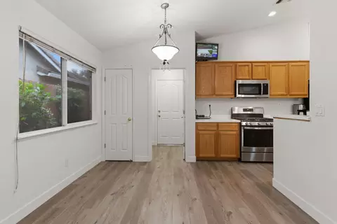 Entry Way - 1009 Lambdin St, Manteca, CA 95336 photo 5 of 9