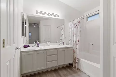 Bath - 1009 Lambdin St, Manteca, CA 95336 photo 2 of 3