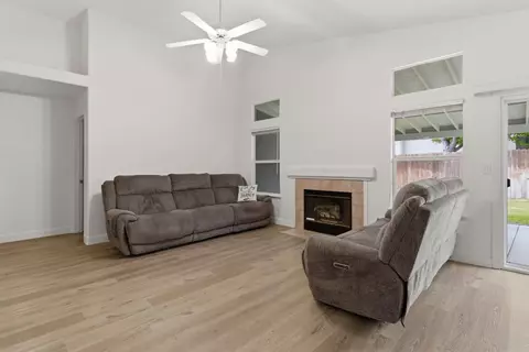 Living - 1009 Lambdin St, Manteca, CA 95336 photo 2 of 4