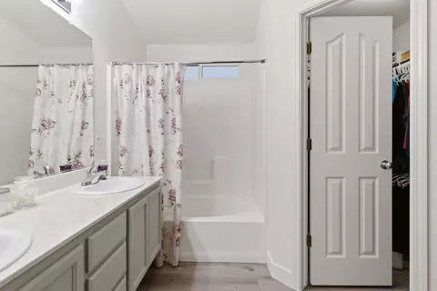 Bath - 1009 Lambdin St, Manteca, CA 95336 photo 3 of 3