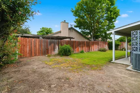 Exterior - 1009 Lambdin St, Manteca, CA 95336 photo 5 of 7