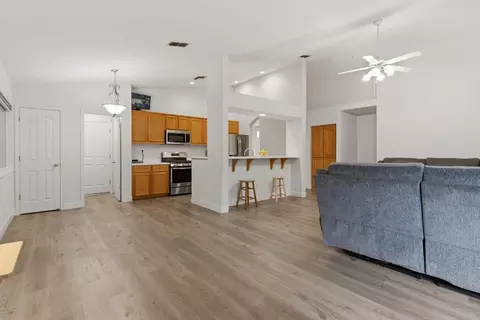 Entry Way - 1009 Lambdin St, Manteca, CA 95336 photo 8 of 9