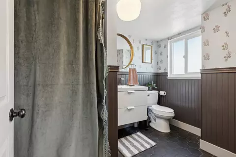 Bath - 845 N Sunrise Ave, Ripon, CA 95366 photo 1 of 4