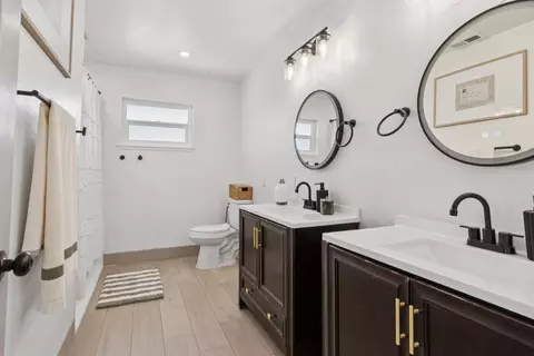 Bath - 845 N Sunrise Ave, Ripon, CA 95366 photo 2 of 4