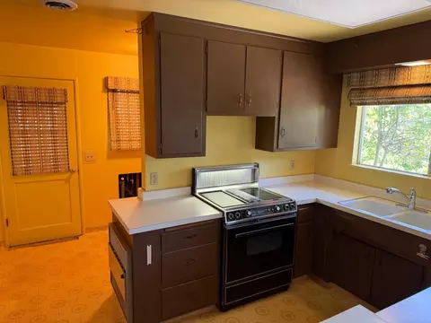 Kitchen - 231 Boarman St, Jackson, CA 95642 photo 3 of 9