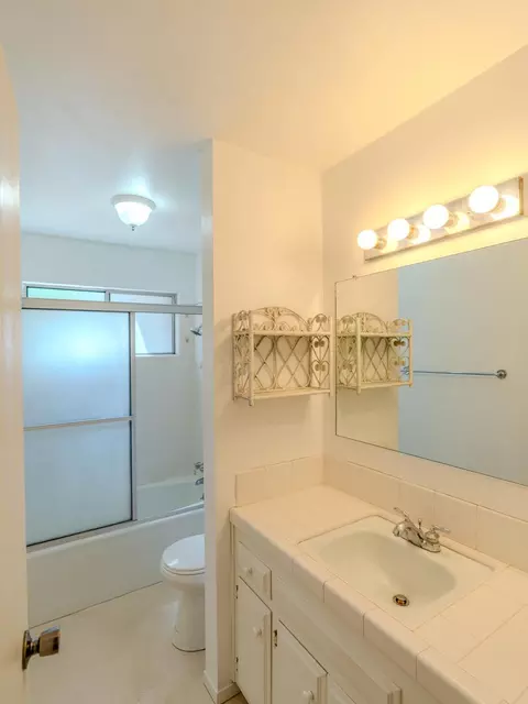 Bath - 3724 Glenview Ct, Modesto, CA 95355 photo 2 of 3