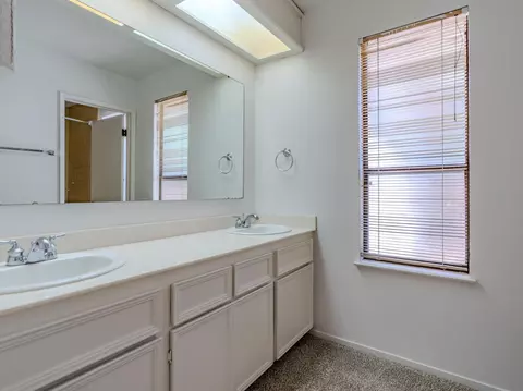Bath - 3724 Glenview Ct, Modesto, CA 95355 photo 1 of 3