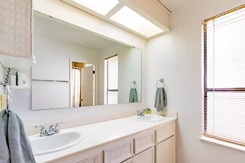 Bath - 3724 Glenview Ct, Modesto, CA 95355 photo 5 of 5