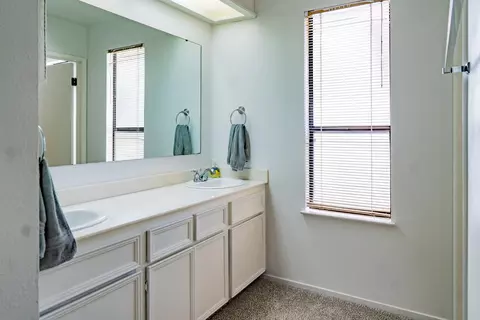 Bath - 3724 Glenview Ct, Modesto, CA 95355 photo 4 of 5