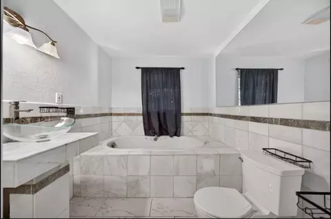 Bath - 2709 Walnut Ave, Carmichael, CA 95608 photo 3 of 4
