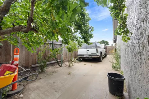 Exterior - 1464 Cavalier Pl, Manteca, CA 95336 photo 7 of 9