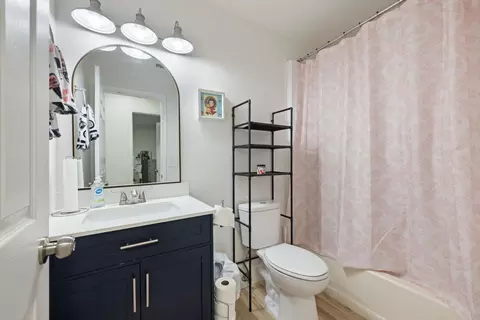 Bath - 1464 Cavalier Pl, Manteca, CA 95336 photo 2 of 3