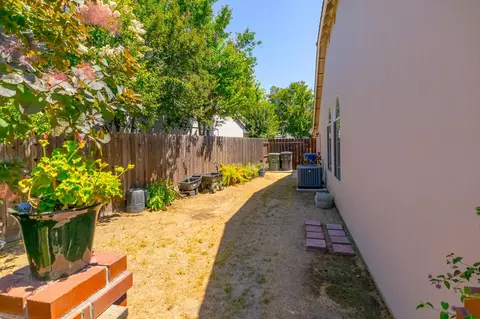 Exterior - 1104 Valencia, Modesto, CA 95350 photo 7 of 8