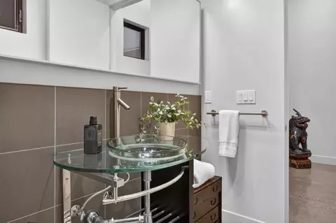 Bath - 44194 Lakeview Dr, El Macero, CA 95618 photo 6 of 10