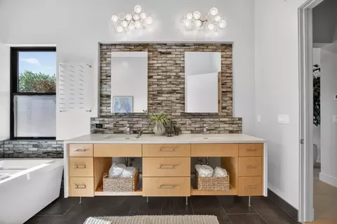 Bath - 44194 Lakeview Dr, El Macero, CA 95618 photo 5 of 10