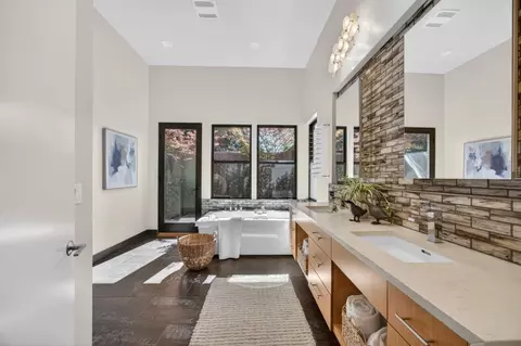 Bath - 44194 Lakeview Dr, El Macero, CA 95618 photo 1 of 10