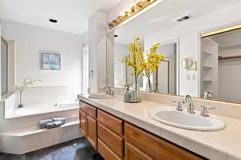Bath - 1850 Tahoe Cir, Tracy, CA 95376 photo 3 of 4