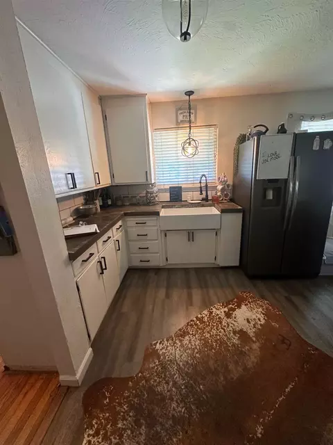 Kitchen - 921 E St, Oakdale, CA 95361 photo 4 of 5