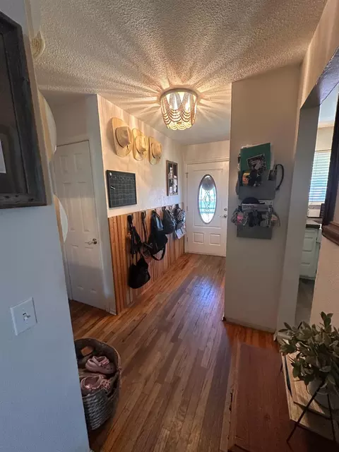 Entry Way - 921 E St, Oakdale, CA 95361 photo 2 of 3