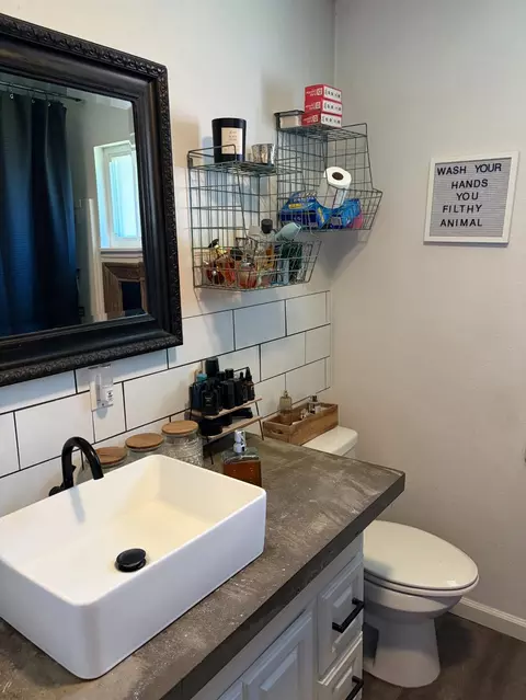 Bath - 921 E St, Oakdale, CA 95361 photo 1 of 3