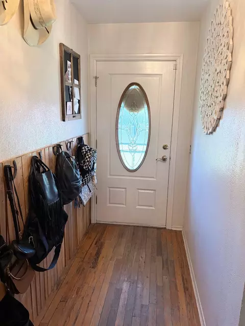 Entry Way - 921 E St, Oakdale, CA 95361 photo 1 of 3