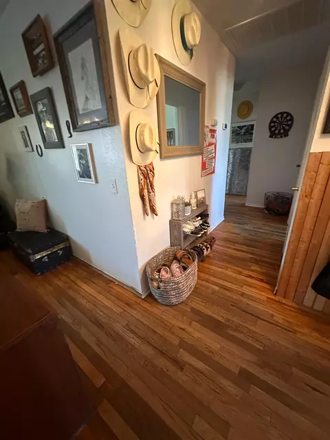 Entry Way - 921 E St, Oakdale, CA 95361 photo 3 of 3