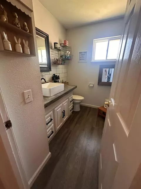 Bath - 921 E St, Oakdale, CA 95361 photo 2 of 3